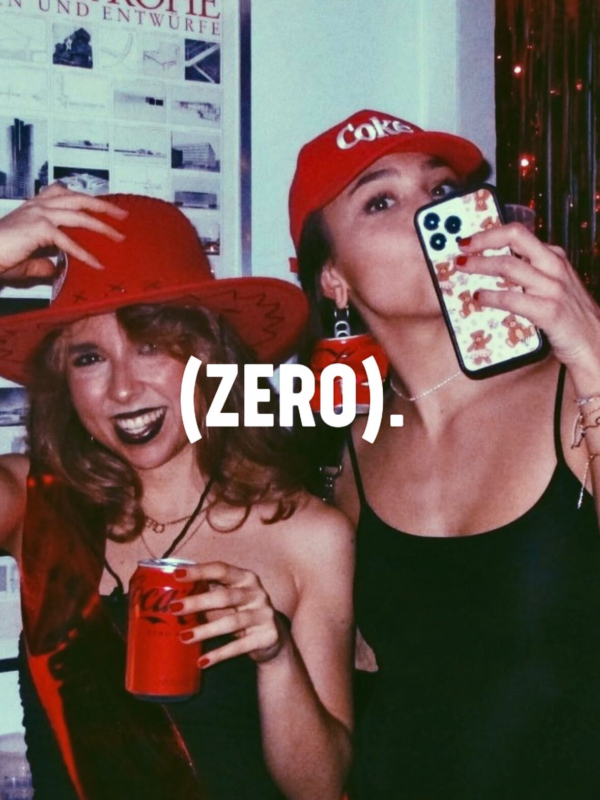 Dos chicas compartiendo un momento casual con Coca-Cola, luciendo prendas de (zero). moda con mensaje sobre salud mental.